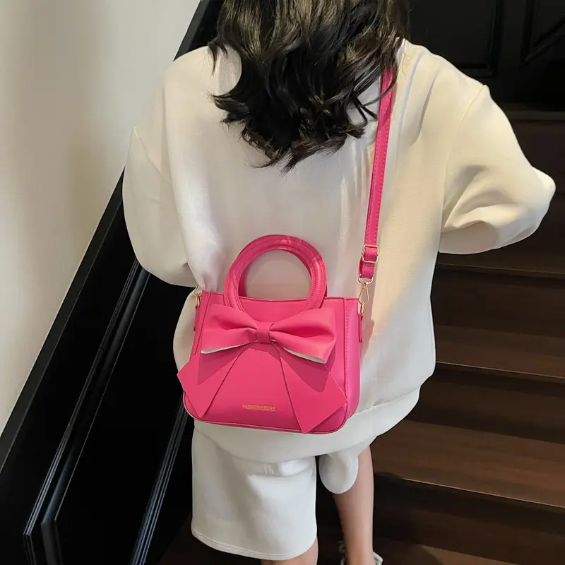 Women's Medium Pu Leather Solid Color Streetwear Sewing Thread Square Zipper Shoulder Bag